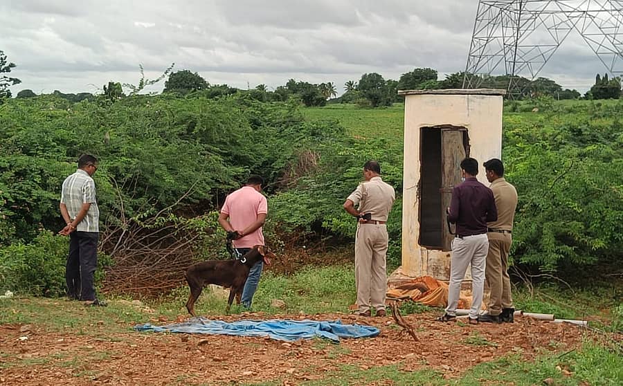 <div class="paragraphs"><p>ಸ್ಥಳಕ್ಕೆ ಭೇಟಿ ನೀಡಿ ಪರಿಶೀಲಿಸಿದ ಎಸ್ಪಿ ಶ್ರೀಹರಿಬಾಬು ಬಿ.ಎಲ್.</p></div>